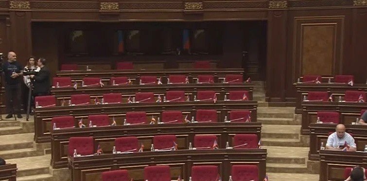 Парламентская сессия в Армении: оппозиция бойкотирует заседания 18 июня