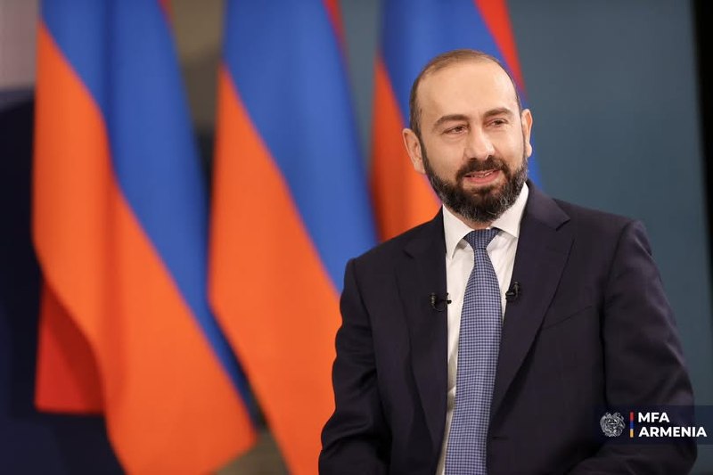 Президент Армении Ваагн Хачатурян подписывает указы о назначении вице-премьеров