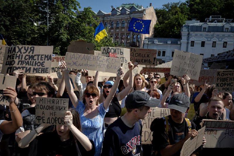 Протестующие у офиса президента в Киеве требуют вернуть министра обороны Федорова, Арагацотн