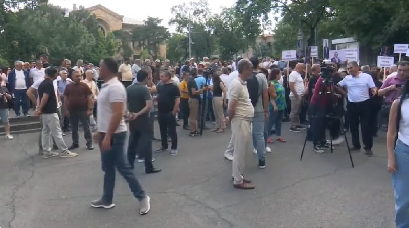 Митинг оппозиции у Конституционного суда собрал лишь несколько сотен человек
